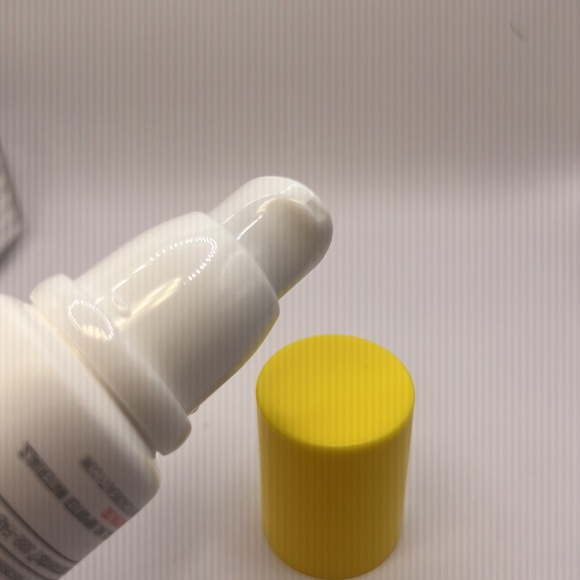 First Aid Beauty MINERAL SUNSCREEN ZINC OXIDE BROAD SPECTRUM SPF 30 - Picture 5 of 6